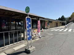 峰道のバス停。ドライブインになっている