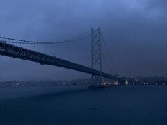 明石大橋は神戸市と淡路島を結ぶ明石海峡に架かる全長1,991ｍの大きな橋☆彡
阪神淡路大震災の時は、ちょうど工事中で2本の大きな支柱にメインケーブルを掛け終わった時に震災にあって・・・
この支柱が80㎝ほど広がったのですって！！
支柱を支えている地盤が動いたようです。。
それでも大きな被害もなく1989年に着工して1998年に完成した橋です(^0^)b
