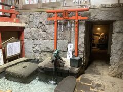 神社の地下から湧き出る神様の水を水筒に補給