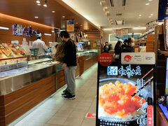 佐藤水産でもお店の奥のカウンターで、海鮮（寿司）を頂くことができる。