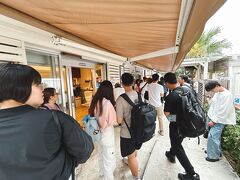 ウミカジテラスの店舗の中で、常に混在していたのが「幸せのパンケーキ」。
東京人にとってはわざわざ沖縄で、という感想ですが。