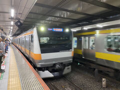 新宿から大月行きの特別快速に乗って東京を脱出します。