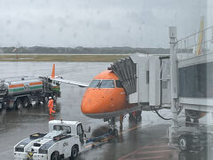 4月13日（日）
静岡空港から14:05発のFDAで出雲空港へ向かいました。今日の機体色はオレンジだ！初めてかも♪機内はほぼ満席でしたが、私の横は誰も座りませんでした♪

この日は雨で、どんよりとした空模様。天気は西から回復傾向なので、出雲は晴れているといいなぁ。