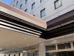 まずは宿泊ホテルに向かいます。松江駅北口から徒歩5分、「アルファーワン松江」が本日のお宿。

駅近で利便性がよく、朝食無料。大浴場も完備されているリーズナブルなビジネスホテルです。客層はお仕事の人が多かった印象。館内はとてもきれいでお部屋も最低限のものは揃っているし、快適に過ごせました。（当初、ドーミーインも考えていましたが、料金が高くて断念しました）