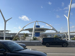 明るいうちにロサンゼルス空港到着。
沖止めでバスで移動してきました。
荷物を待っていてふと到着してから入国審査してないことに気付いて焦りました。
ロストバゲージのところの職員さんに「カナダから来たけどパスポートコントロール通ってない」と言ったら、大丈夫との事。なんで？カナダ出国時に終わってるということ？
とりあえず、空港から出られたので、ホテルのシャトルバスを待ってみましたが、30分経ったところであきらめてタクシー乗り場へ。
ホテルのシャトルバス乗り場はレベル２．タクシーはレベル1だったので1階まで降りてタクシー乗り場に行くとバスが止まっていました。タクシー乗り場までシャトルバスで移動するようです。
タクシーだけじゃなく。リフトやUberの乗り場もそちらのようで、簡単にはタクシーにも乗れません。