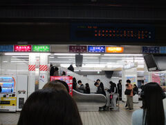 はぁ、、ようやっと、仕切りなおして、

東山線で名古屋に出て、名鉄名古屋駅から

出発。これ面白いなと思ったんだけど、

行先によって、並ぶ列が違う、電車が来たら

行先のランプが点滅するという仕組み。

ホームは一つなんですよね～