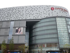 久々に南浦駅7番出口のエスカレーターを上がりました。
上がるとそこにはロッテモールが見えました。