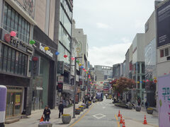 久々だったので第1の目的地まで歩きたくてチャガルチ駅ではなく
南浦駅で下りました。
まだ11時前なので人通りもまばらです。