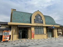 帰りは一畑電車で出雲市駅に戻ります。駅舎は昭和5年(1930年）に建てられ、玄関からホームまで一段の階段もなく、人にやさしい造りになってるそうです。