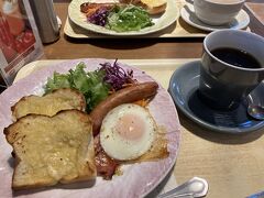 翌朝、３人で美味しい美味しいモーニングを食べに。
ここのパンが美味しいのです。
食べてばっかりだわ（汗）