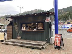 今回は京都舞鶴と兵庫県三田市に行きます。
お墓参りと息子の転居です。

夫は出張で大阪にいたので、そのまま三田で待ち合わせ。母子は朝7時のバスで羽田→三田へ。
羽田では時間が余ったのでラウンジで休憩。
久しぶりに飛行機に乗りました。

夫と合流し舞鶴へ
お墓参りの前に、とれとれセンターの海鮮丼で腹ごしらえ。美味しい^_^