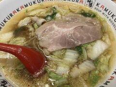 心斎橋に来たらここ
「神座」
このお店はいつも空いています。

そして、外の券売機を見過ごす人が多い。
そして、いつも店員さんが「外の券売機で～」と説明している。
そして、いつも外国人が券売機で悩んでる。

毎回説明するの面倒くさくないですか？？？と店員さんに言いたいです。工夫の余地あり。
