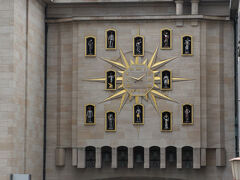 ヒト通りが多過ぎるところは避けて、でも裏道ではないところを歩いて移動。ん～、ゆるいですけど、ずっと上り坂だった～。
仕かけ時計なのかな…、これは。1992年に初めてブリュッセルに来た時にも気になって撮っておりました。
あれ？前の写真だと、右上に鐘を鳴らすような人物像がのってたんだけど。ストリートビューを見ると、今はのってますね。2014年に修理でもしてたのかな。