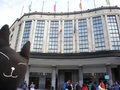 「やっぱり駅は見てかないとね」
前を通ったので、記念撮影。ベルギーの旗、絡まっちゃってるな。