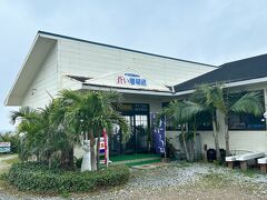 青い珊瑚礁の前にあるビーチにも行ってみましょう。