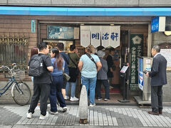 続いて「心斎橋」に移動☆

オムライスで有名な「明治軒」
混んでいるけど、回転がいいのでちょっと待つとすぐに入れます。
大阪のおばちゃんって感じの店員がテキパキ客を案内します。笑