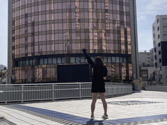 14：00ホテルチェックイン～ さくらみらい橋より～本日宿泊する桜木町駅徒歩3分、ゴールドに光る建物「ブリーズベイホテル・リゾート＆スパ」