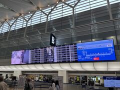 ■羽田空港第2ターミナル (東京都大田区)

本日も羽田2タミからスタート。

保安検査場Bの真上にあるサイネージも新しくなっていました。行先と搭乗ゲート案内だけではなく、搭乗ゲートまでの道順も表示できるようになったんですね。