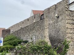別の出入口から外へ出ると、旧市街を囲む城壁が残っていた。
ここは旧市街の南西の端、とりあえず東へ向かって歩く。