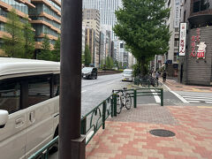 銀座柳通りに出ました。