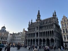 こちらはグランプラスに面して立つ王の家
黒っぽい濃いグレーの外観で周囲の建屋と比べると凄みがある！