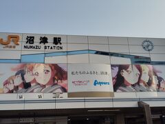朝の沼津駅です。
駅には「ラブライブ！サンシャイン！！」のキャラクターの写真を撮りに来ていたファンたちもいました。