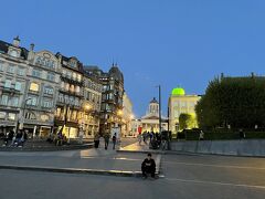 更に階段を進んだ先もちょっとした広場になっていて、屋根に青リンゴを載せているのが王立美術館
ここから振り返ってみても…