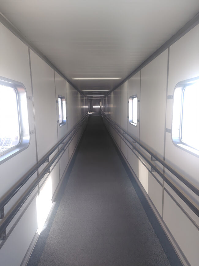 少しお土産見たりしてたら搭乗時間に。<br />もちろんエコノミークラスに続くボーディングブリッジを進みます。<br />一生に一度はビジネスクラスに乗ってみたいな～