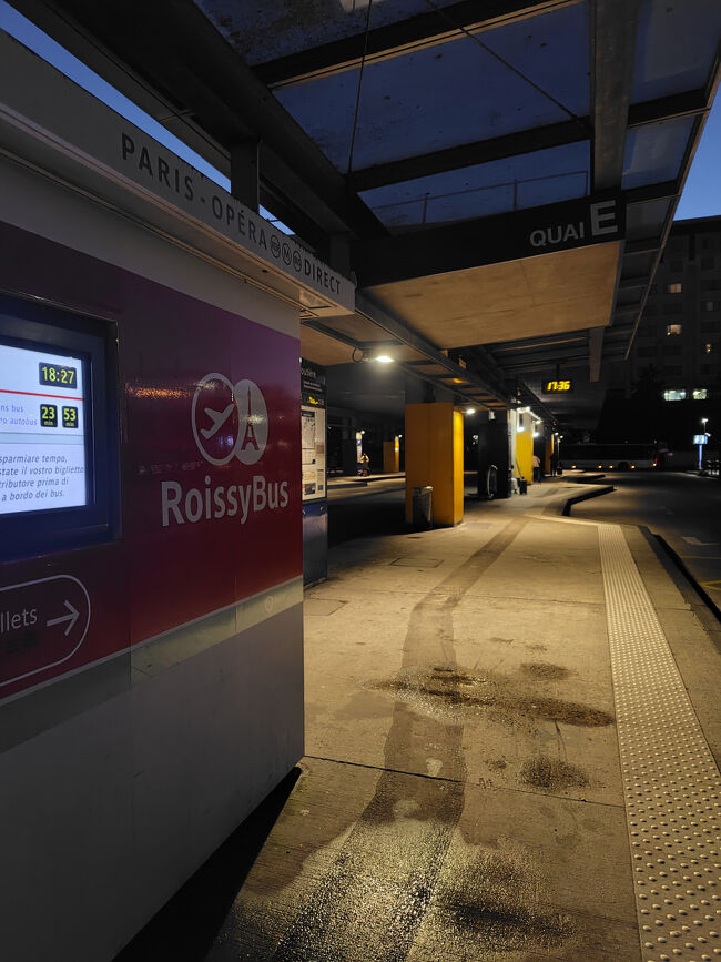 預け荷物をピックアップ後はターミナル3に移動しSNCFの窓口でNavigo Semaineを購入してロワシーバス乗り場まで来ました。<br />時刻は17:30頃なので着陸から50分でここまで来れた！結構スムーズだと思う。<br />前のバスが出発したばかりだったのか20分以上待ったかな。<br />そしてロワシーバスは全てのターミナルまわっても数名しか乗車せずでガラ空きでした。