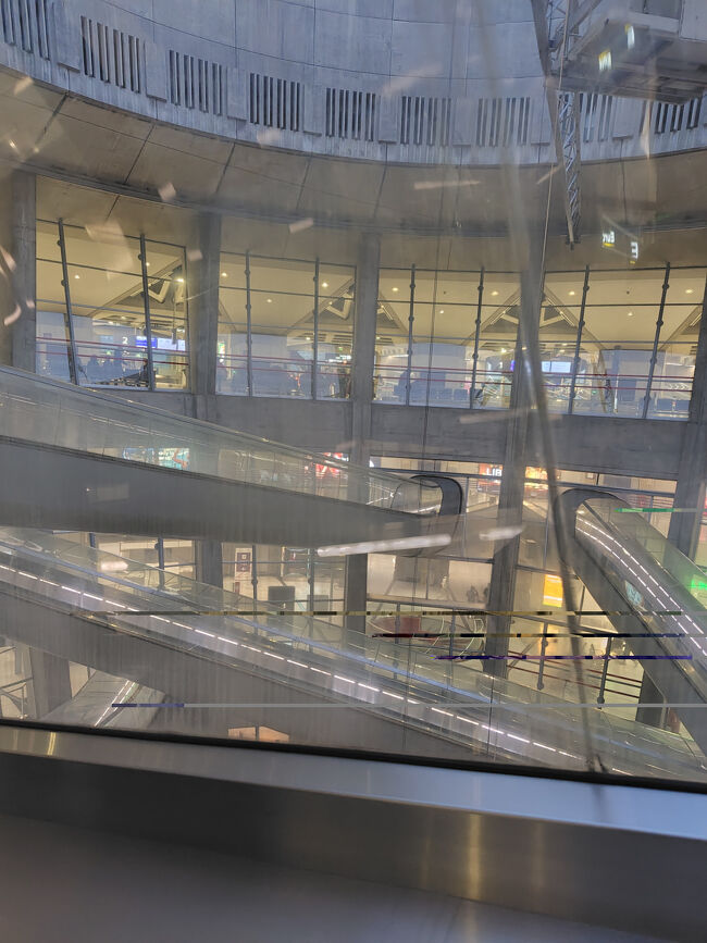 大きな空港って入国審査に時間がかかるイメージだけど、あっけなく終了しました。飛行機を降りてからは結構歩いたけど自動化ゲートはぜんぜん人並んでなかったです。<br />空港内も人が少なくちょっと拍子抜け。たまたまなのかな。