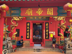 ＡＭ９時５分。

まずは「関帝廟」（道教寺院）へ。
