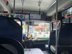 バス停があって係の人がいたから　オペラハウスって聞いたら　03のバスだよって乗せてくれてバスの人に話してくれてた