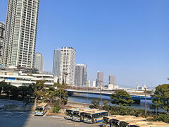 今回は横浜駅からみなとみらいまで歩いて行きました。
横浜駅東口を出ました。