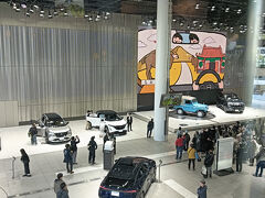日産グローバルギャラリーの中を通ります。