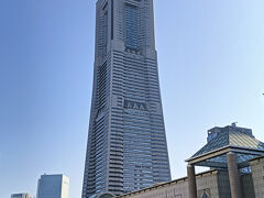 横浜美術館の向こうにランドマークタワーが見えます。