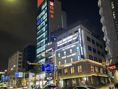 もう夜も遅くなってきましたが、ここからショッピングを楽しみます。
まずダイソーにやってきました。写真奥のビルがダイソーですが、全フロアダイソーなので商品数はとてつもないです。店舗内は人人人。