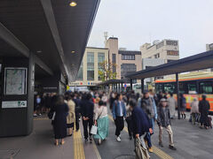 鎌倉駅とうちゃーく。
おいおい、なんだこの人混みは！今日は火曜日ですよ。平日でこれじゃ土日はどーなんのって感じ。ぱっと見、7割インバウンドです。オーバーツーリズムってやつだね。