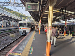 熱海へ到着。
18きっぷシーズンは15両から3両への怒涛の乗り換え戦勃発の地。