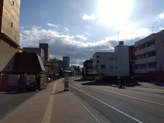 「大洗磯前神社下」でバスを降りると、その先に本日宿泊する「大洗ホテル」が見えました。
