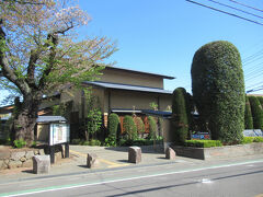 【初回　2025/03/21（金）】晴れ
「さいたま市大宮盆栽美術館」は、盆栽村の中核を成す施設です。
2010年に開館した世界初の公立盆栽美術館で、
盆栽文化の調査・研究を行うとともに、その素晴らしさを広く世界に発信しています。

因みにこの美術館の住所は「さいたま市北区土呂町」で、行政表示上の盆栽町からは僅かに外れています。