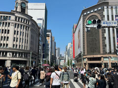 銀座の歩行者天国はインバウンドの方々でいっぱい。