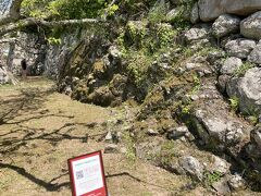 城址を登っててっぺんまで来ました。石垣の中に地層があります。