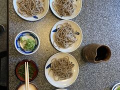 ひいらぎやと言う蕎麦屋で昼食取りました。皿そば5
皿で1000円くらいでした。追加は一皿140円でした。わんこ蕎麦や出石そばを思い出しました。蕎麦は太めでやや硬めでした。家内は湯葉蕎麦を注文。ツユの色はやや濃くて、監督風？蕎麦湯にゆずが入っていてこれも絶品でしたよ
帰りは丹南篠山口から高速乗って帰りました。
ガラガラでビュンビュンスピード出ました。