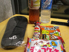 そろそろ、、宿にチェックイン。

でもなんとなく小腹が減ってるので。

お菓子を買ってみた。駄菓子～

宿の10Fのラウンジで頂く。

今日はぐっすり眠れそう～

