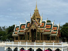 プラティーナン・アイスワンティップアート（訳：「光明に満ちた」）

１876年、ラーマ4世によって建設された池の上に建つ離宮。大量の黄金が使われているとの事。太陽の光に反射してめっちゃ輝いてました。（そ～聞いているから、そのように見えたんかも ^^;