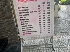 ホテルまで帰ってチェックインの前にマッサージを受ける　オイルマッサージ1時間1650円くらい　フロントで交渉して宿泊客だから10%まけてもらう
気持ちよかったけど終わったらまずチップを要求された
結局値引き分を渡した