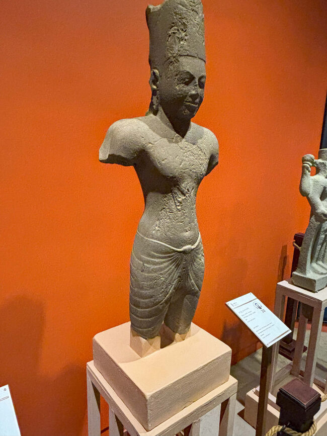 アンコール国立博物館でカンボジアに伝わるヒンズー教と仏教の神仏像を