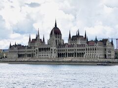 国会議事堂前で夜景のビューポイントを探る。
何となく降りそうな予感がして‥