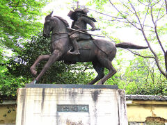 河内長野の観心寺門前に〝 楠木正成像 ” が立っています。
　１４世紀前半南北朝時代に活躍した武将で知られています。寺伝などでは、〝 現在の大阪府千早赤阪村で生れ、８才から１５才まで観心寺の子院の一つである中院（楠木家の菩提寺）で僧 瀧覚に学問を、加賀田（河内長野市）の大江時親に兵法を学んだと伝えられています。・・・”
　