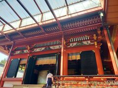 鶴岡八幡宮へ。
鎌倉はどこも階段や坂が険しい。